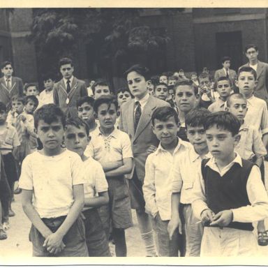 Fotografía antigüa de niños reunidos