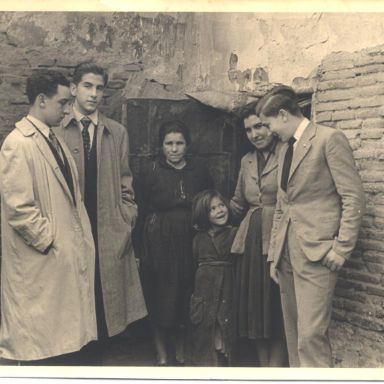 Fotografía antigüa de personas mayores junto a una niña