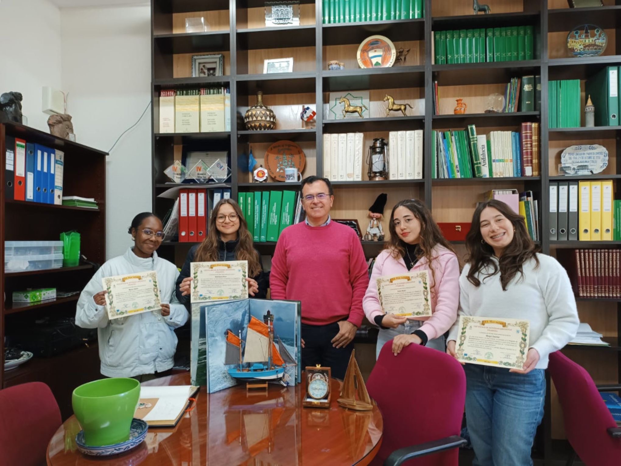 Alumnas recibiendo diploma Erasmus+