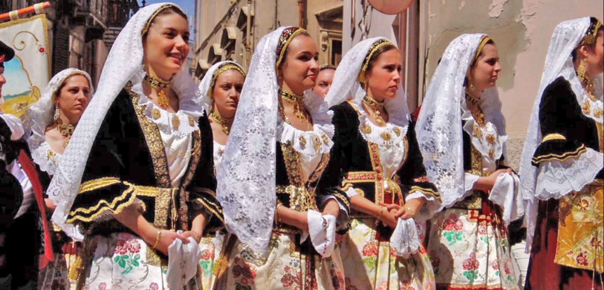 Ragazze di Selargius con il costume tradizionale