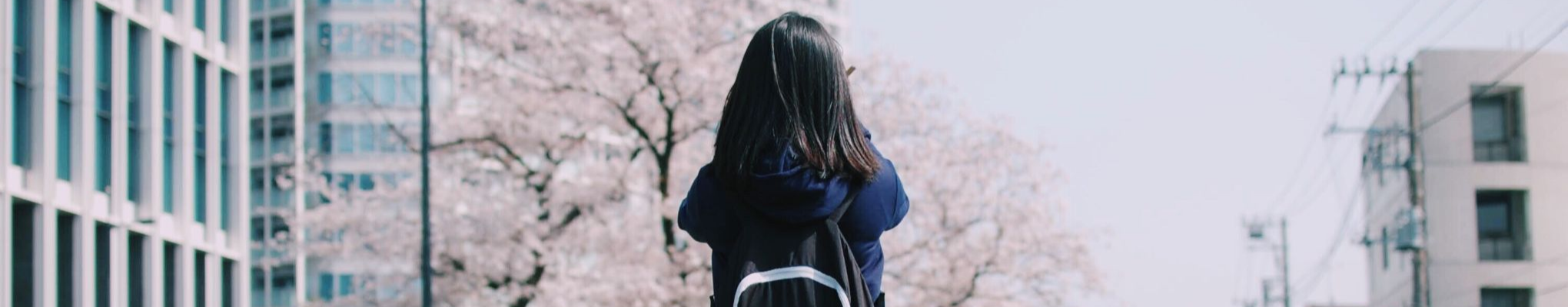 niña con mochila yendo al colegio