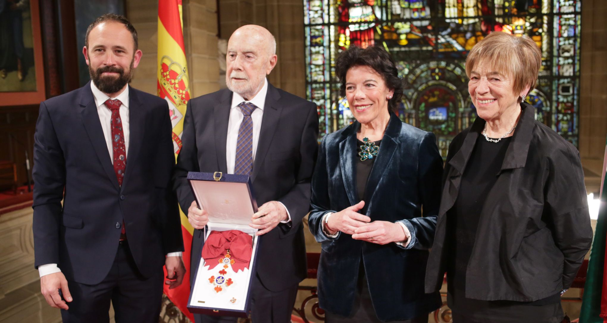 Imagen de la entrega de la Gran Cruz de la Orden Civil de Alfonso X el Sabio al escritor Raúl Guerra Garrido