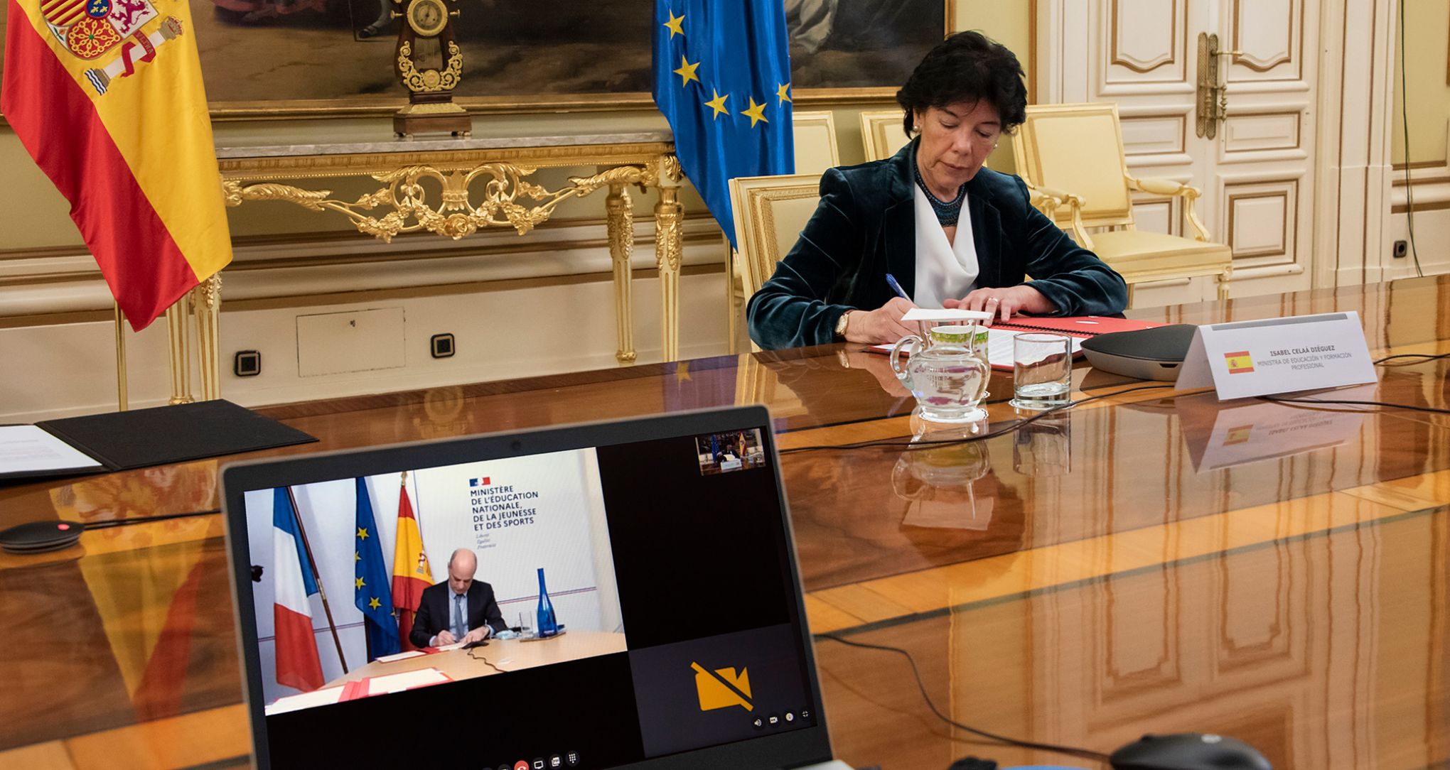 Momento de la firma de los acuerdos durante la reunión bilateral entre los ministros de Educación de España y Francia.