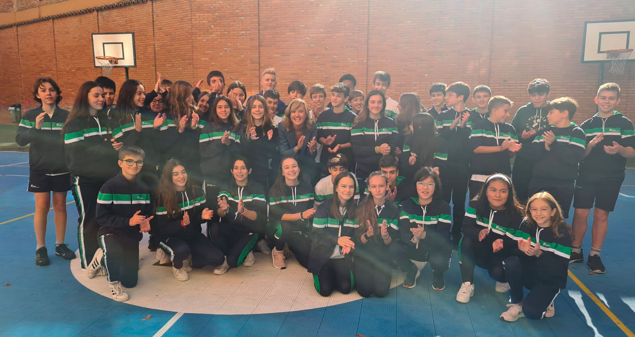 La ministra Pilar Alegría con alumnos del Colegio Santa Teresa de Jesús de Valladolid