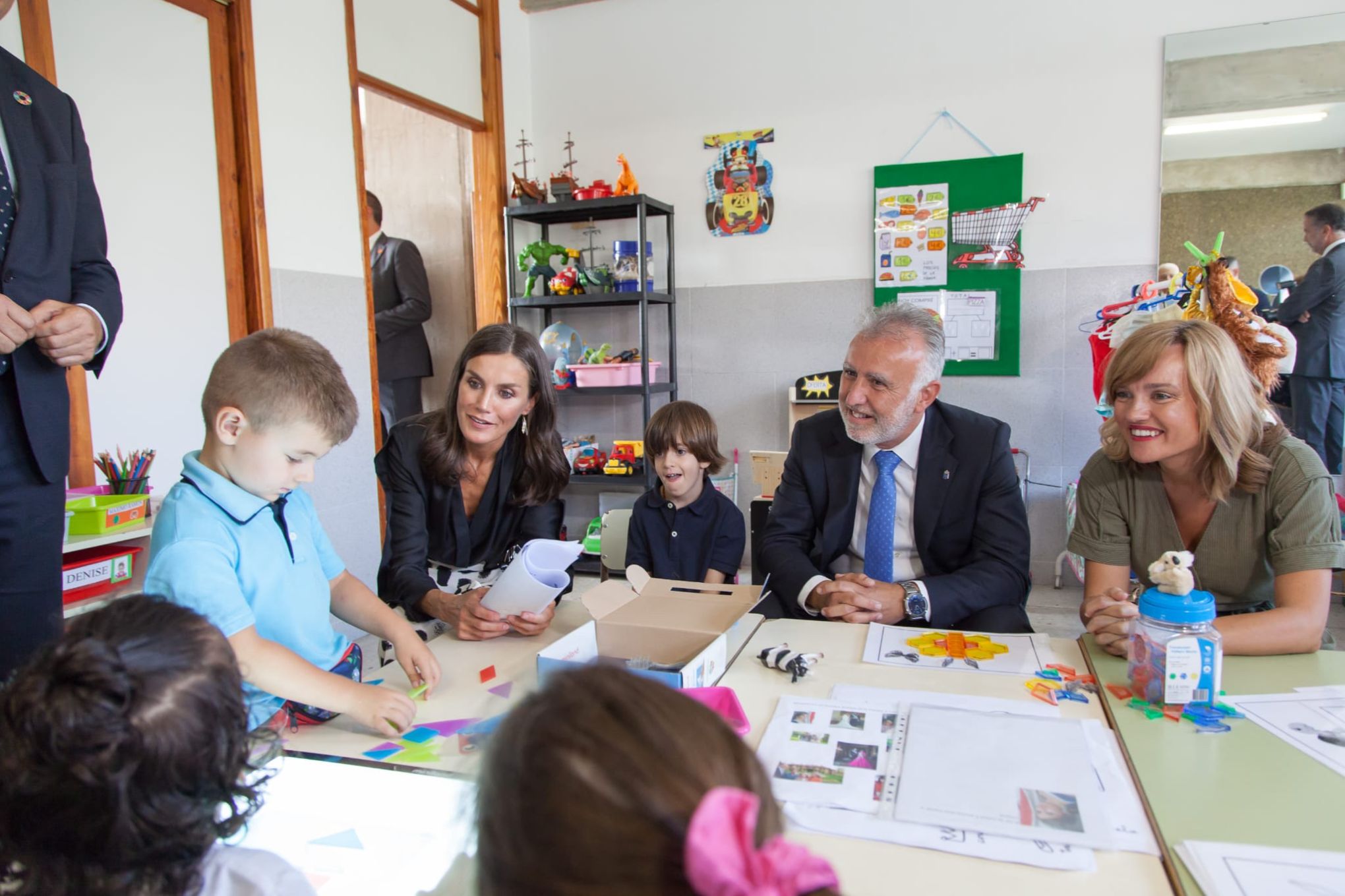 La ministra Pilar Alegría acompaña a la Reina Letizia en la inauguración del curso escoalr