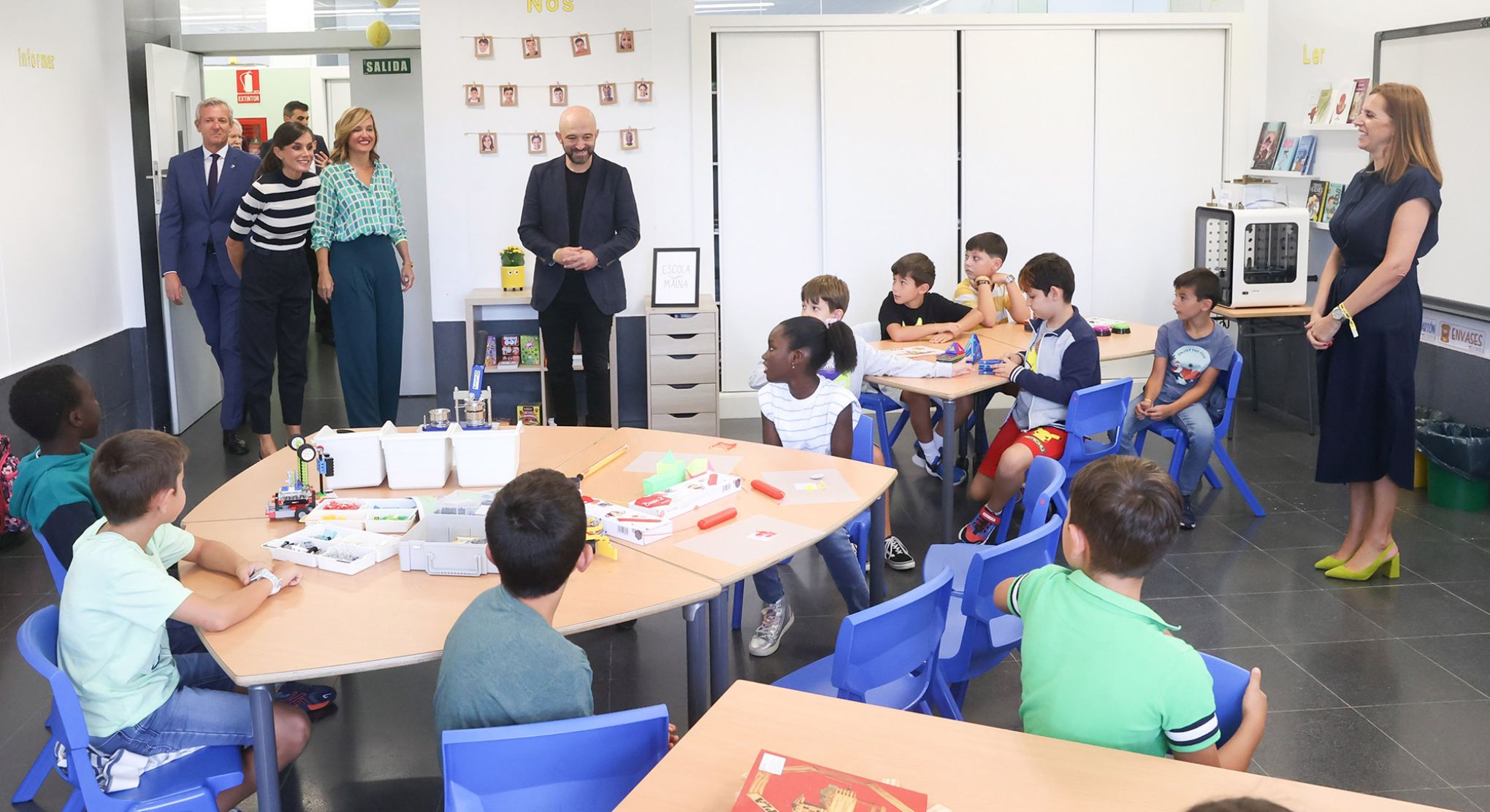 La ministra en funciones Pilar Alegría y S.M. la Reina Letizia en la inaugiración oficial del curso, en el CEIP Plurilingüe do Camiño Inglés