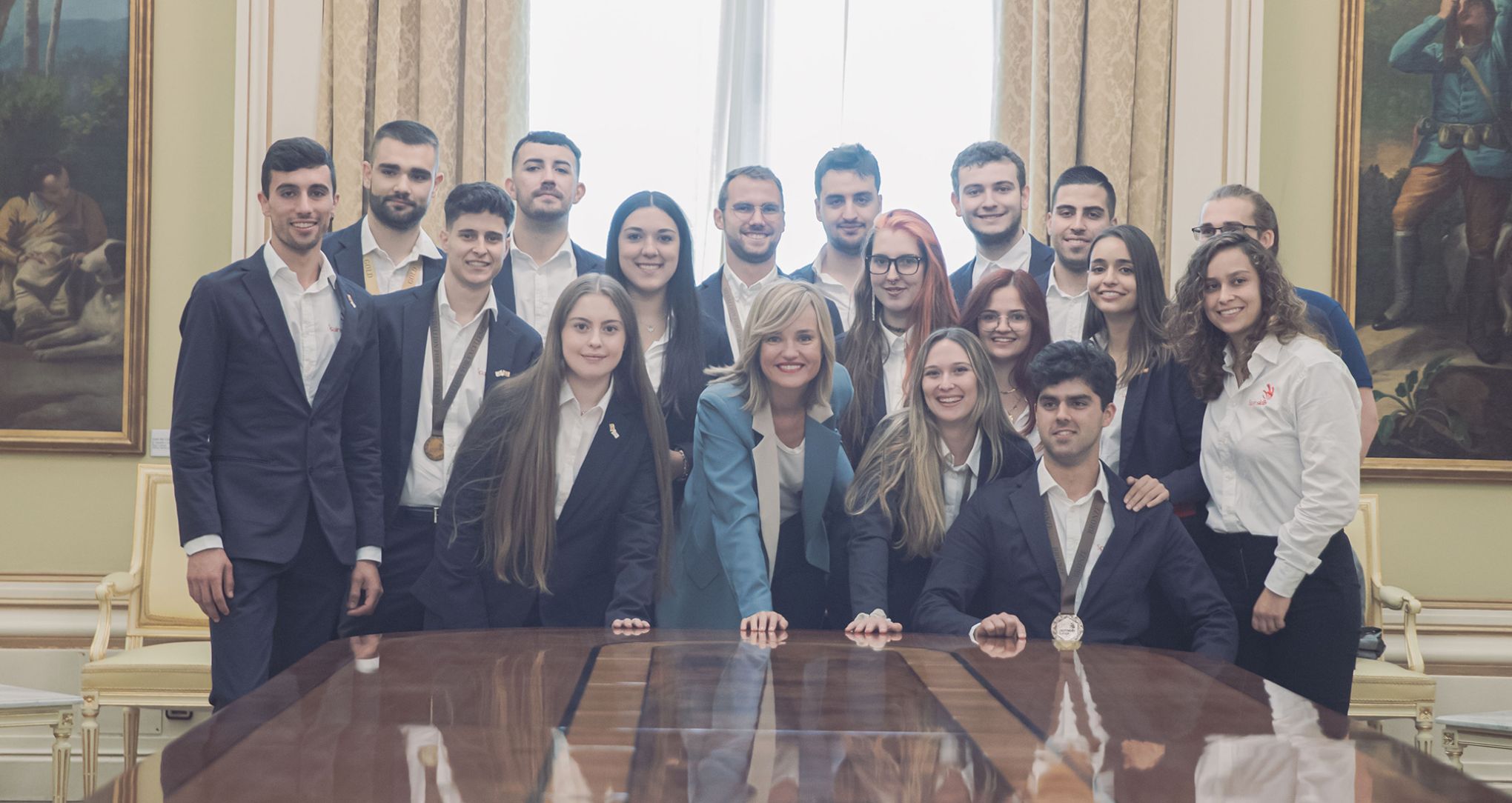 La ministra Pilar Alegría con los miembros del equipo español de Formación Profesional