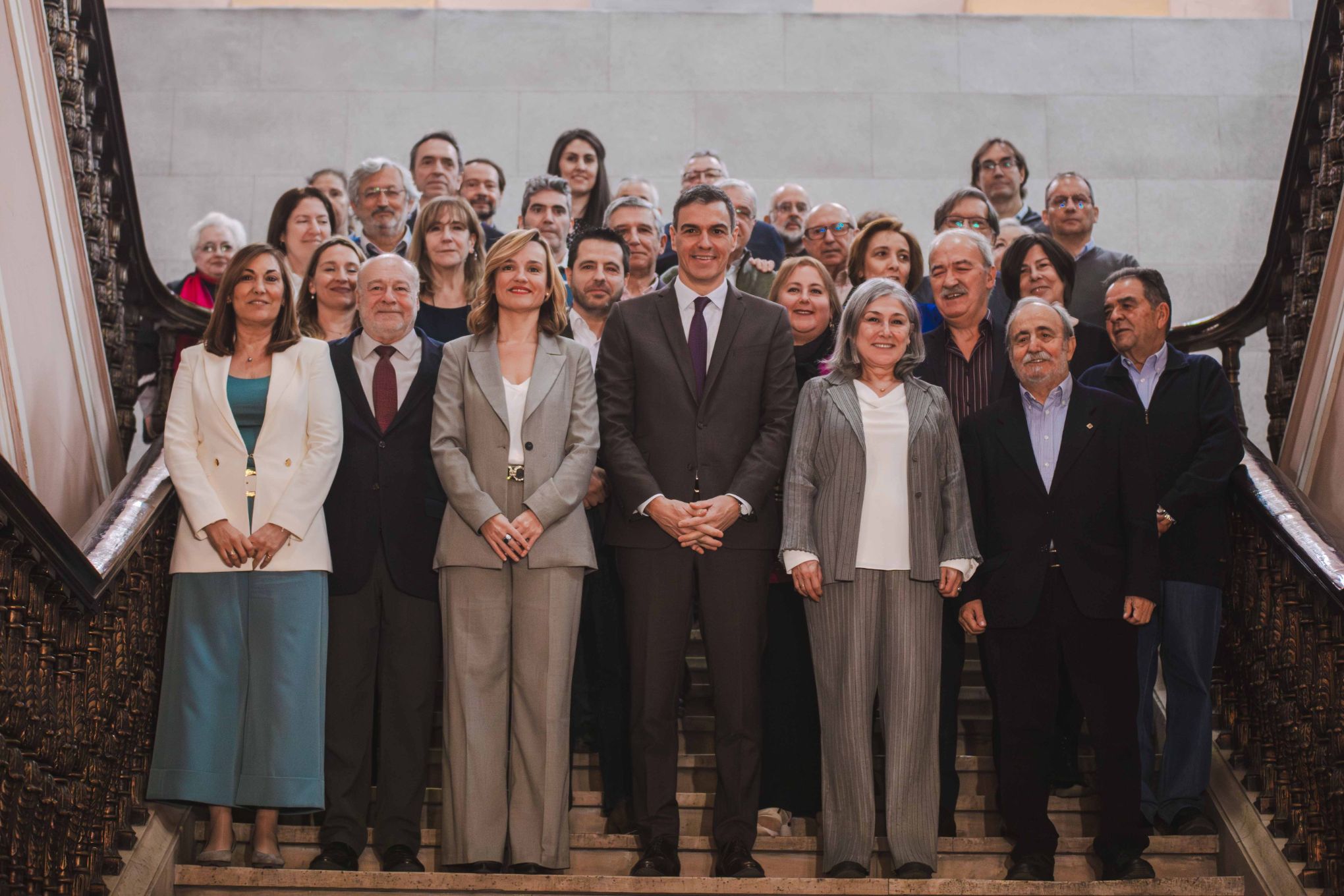 Foto de familia del presidente del Gobierno y la ministra de Educacióncon el Consejo Escolar del Estado