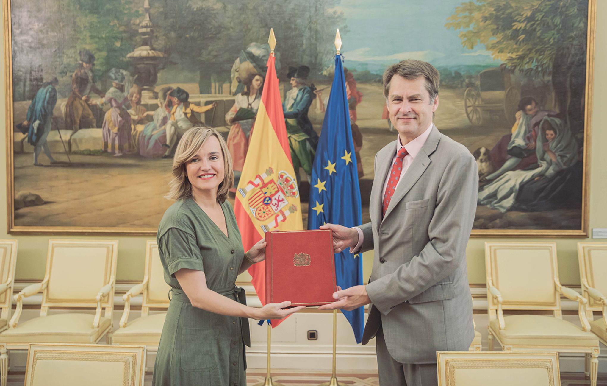 La ministra Pilar Alegría y el embajador de Reino Unido, Hugh Elliott