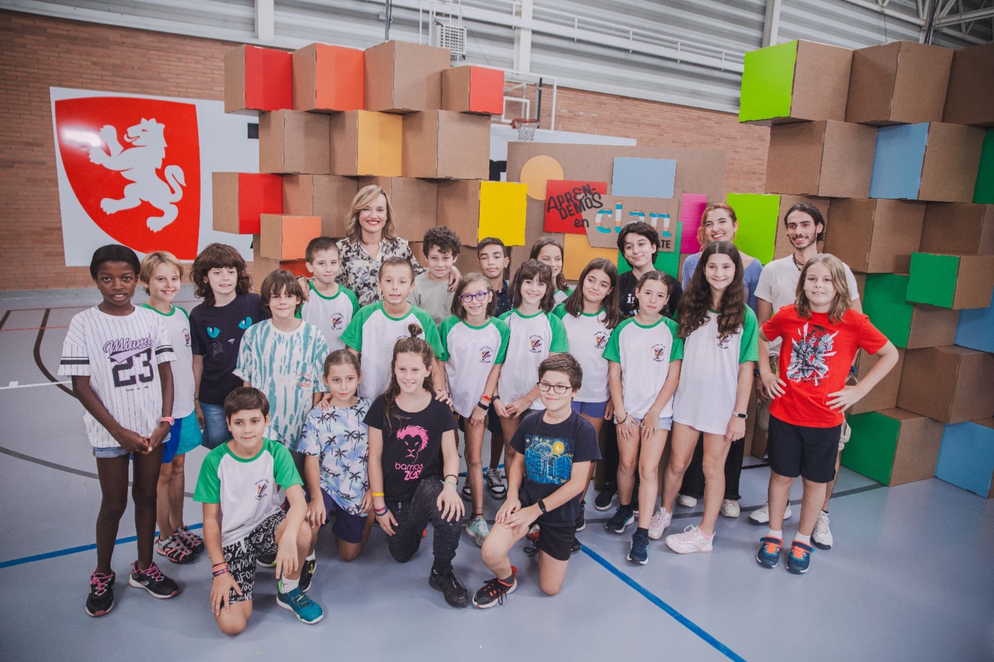 Pilar Alegría con los alumnos y alumnas del CEIP Tenerías de Zaragoza