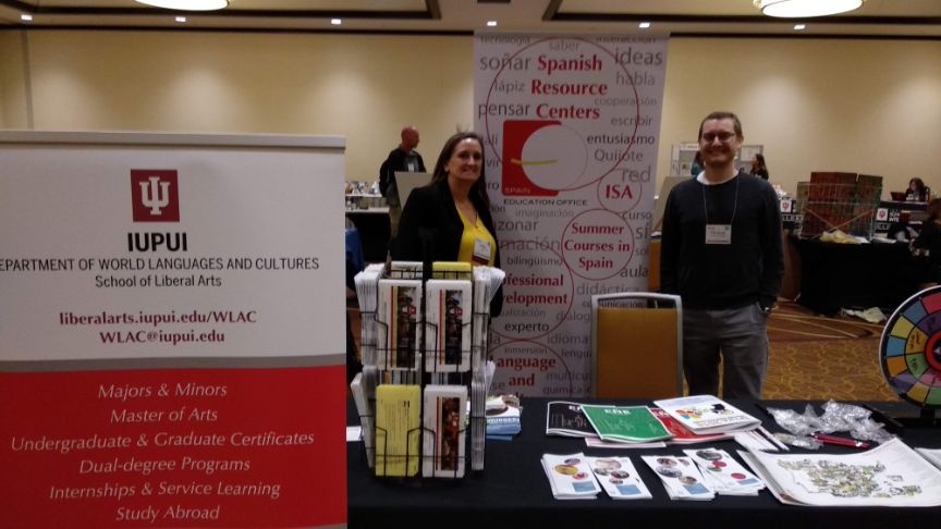 Stand del Centro de Recursos en el congreso de IFLTA con Pilar Lara y Tom Pendexter