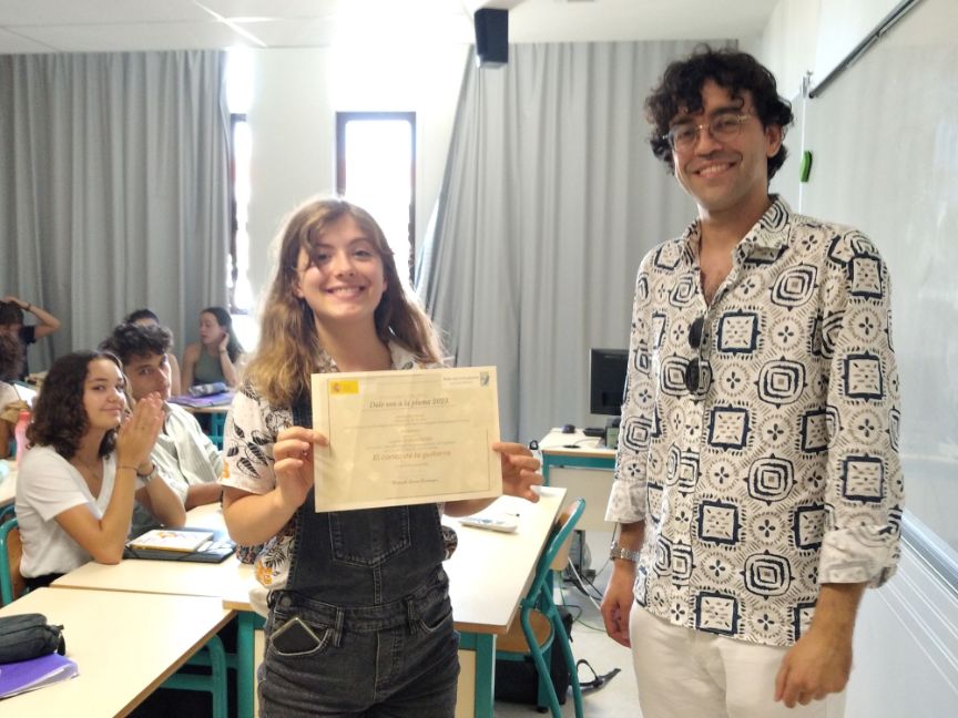 Lucie Chausseray, nuestra alumna premiada recibiendo su galardón.