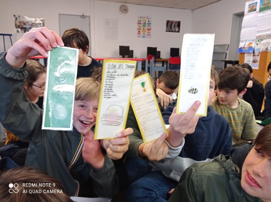 Los alumnos muestran los marcapáginas que les han regalado