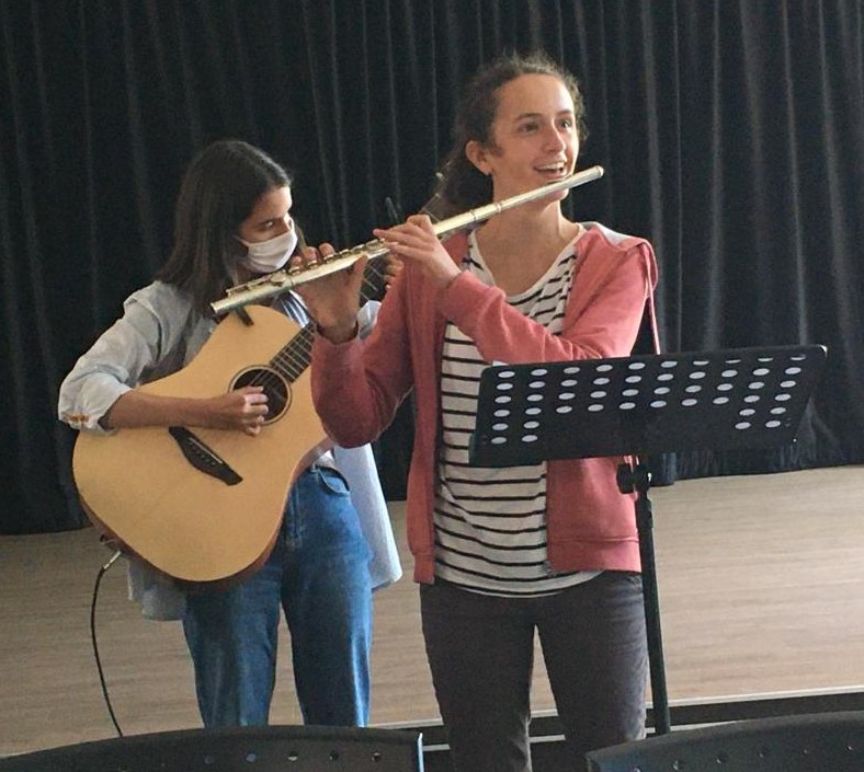 Presencia destaca del Cónsul General español y el proviseur del Lycée Saint Sernin y del principal del Collège Michelet.