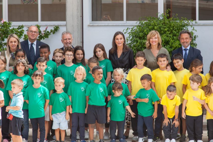 La ministra Pilar Alegría acompaña a la Reina Letizia en la inauguración del curso