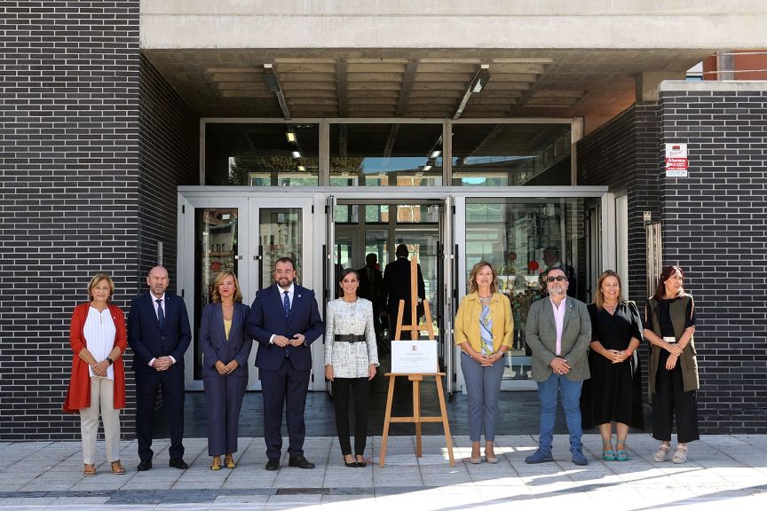 La ministra en funciones Pilar Alegría acompaña a S.M. la Reina Letizia en la inauguración oficial del curso de FP