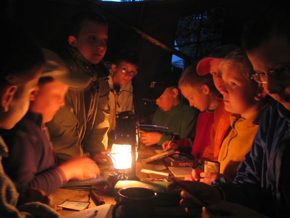 Niños reunidos en campamento