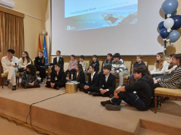 Estudiantes dialogando sobre sus experiencias en los centros