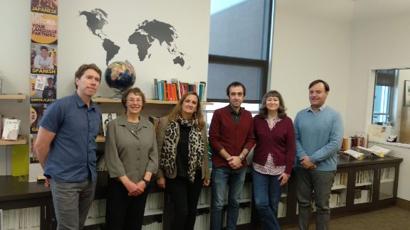 Miembros del departamento de español de Valparaiso University con Pilar Lara