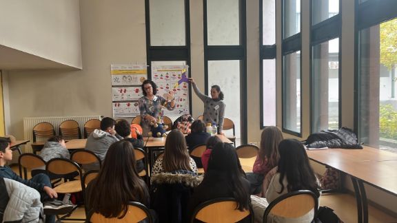 TALLER “LES FEMMES DANS LES SCIENCES ET LA CHIMIE”  El lunes 20 de noviembre, y en el marca de la Semana Cultural Hispánica, nuestros alumnos y alumna