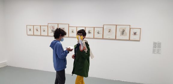 Alumnos visitando la exposición "Ilustradas"