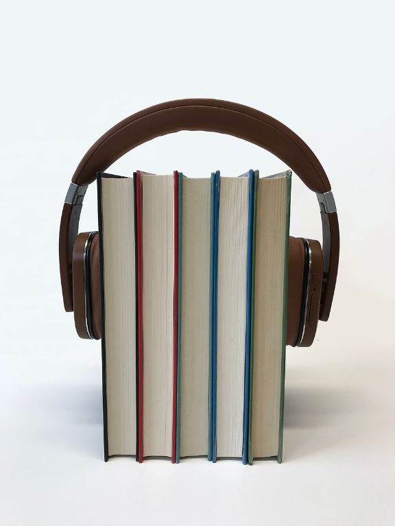 paquete de libro con auriculares encima