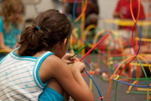 Foto de niña jugando 