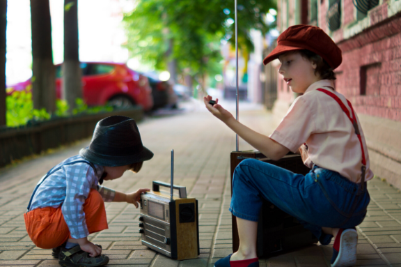 niños en calle con radio