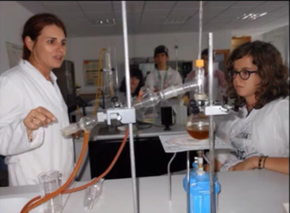 estudiantes en un laboratorio