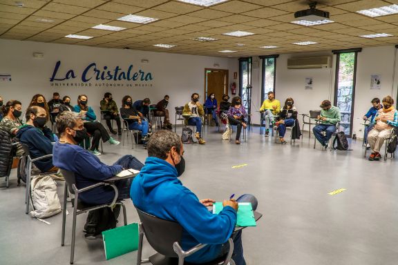 Fotografía del evento: los participantes sentados en corro