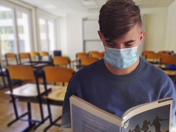 estudiante con mascarilla