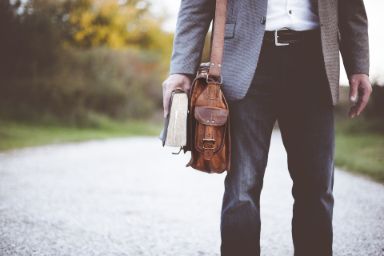 Profesor con cartera y libro