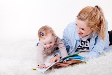 Una mujer y un bebé leyendo