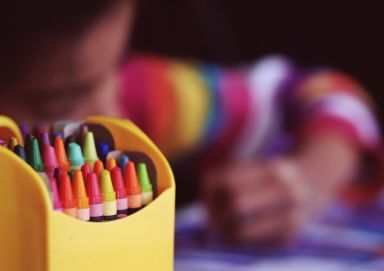 lápices  y niña escribiendo