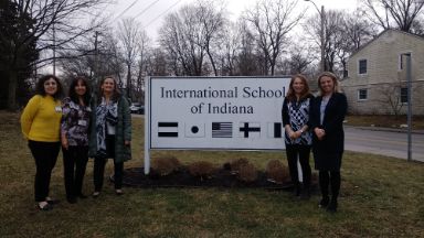 La directora y el equipo de profesoras de español del International School of Indiana con Pilar Lara 