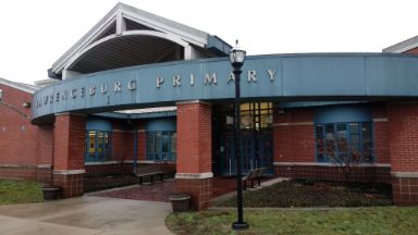 Entrada principal de Lawrenceburg Primary School