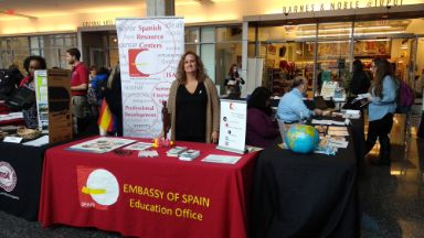 Pilar Lara en el stand del CER durante la Study Abroad Fair