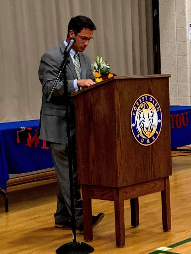 Brett Crousore, director de Lawrence North High School dirigiéndose a los recién graduados