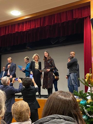 Nuestras alumnas y alumnos de la SIE recogiendo sus Diplomas de Brevet. SIE . París. 2023