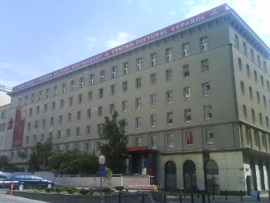 Imágen de la fachada de la consejería en el edificio del Instituto Cervantes de Varsovia