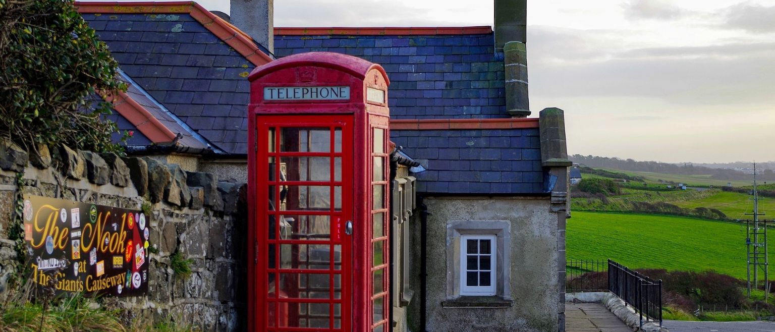 Vistas de una cabina de teléfono al lado de una casa en Irlanda del Norte