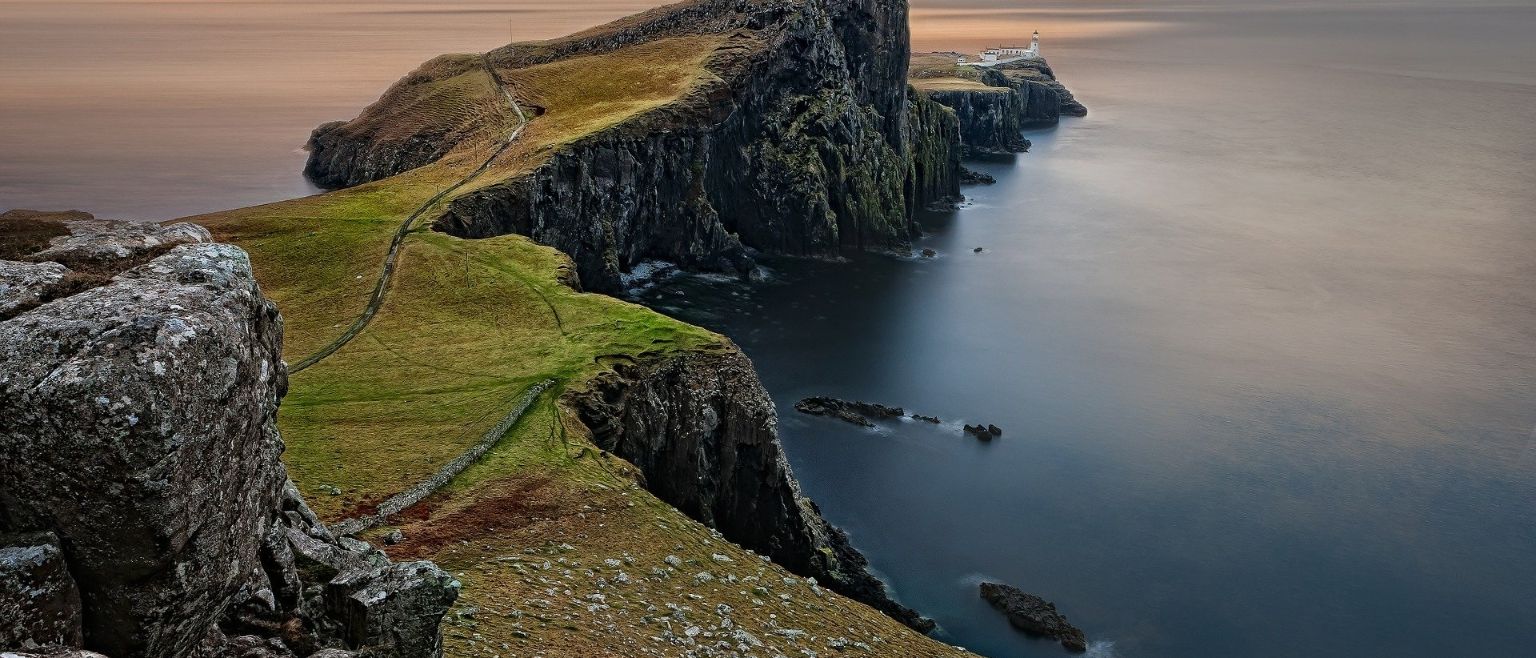 Vistas de un acantilado en Escocia