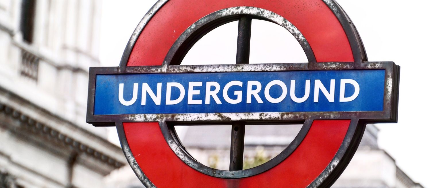 Señal del metro de Londres con la palabra underground