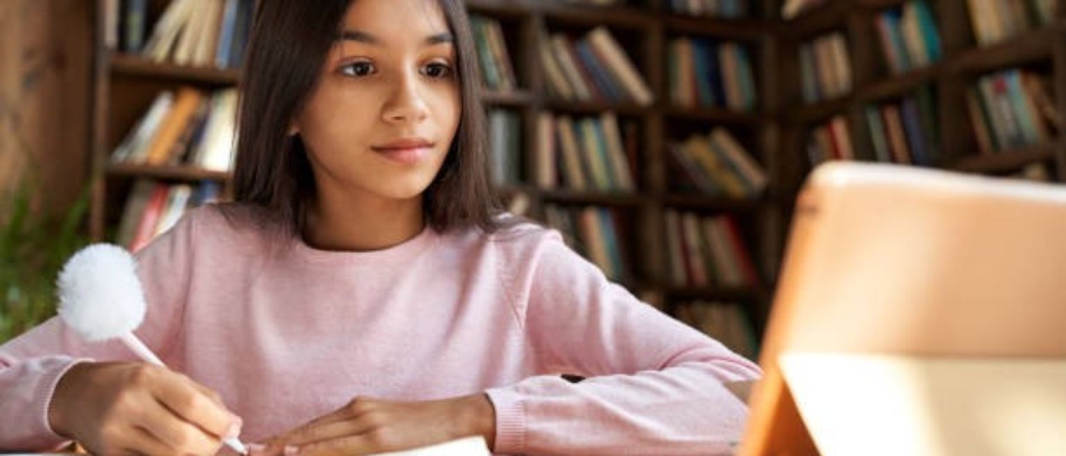 niña estudiando