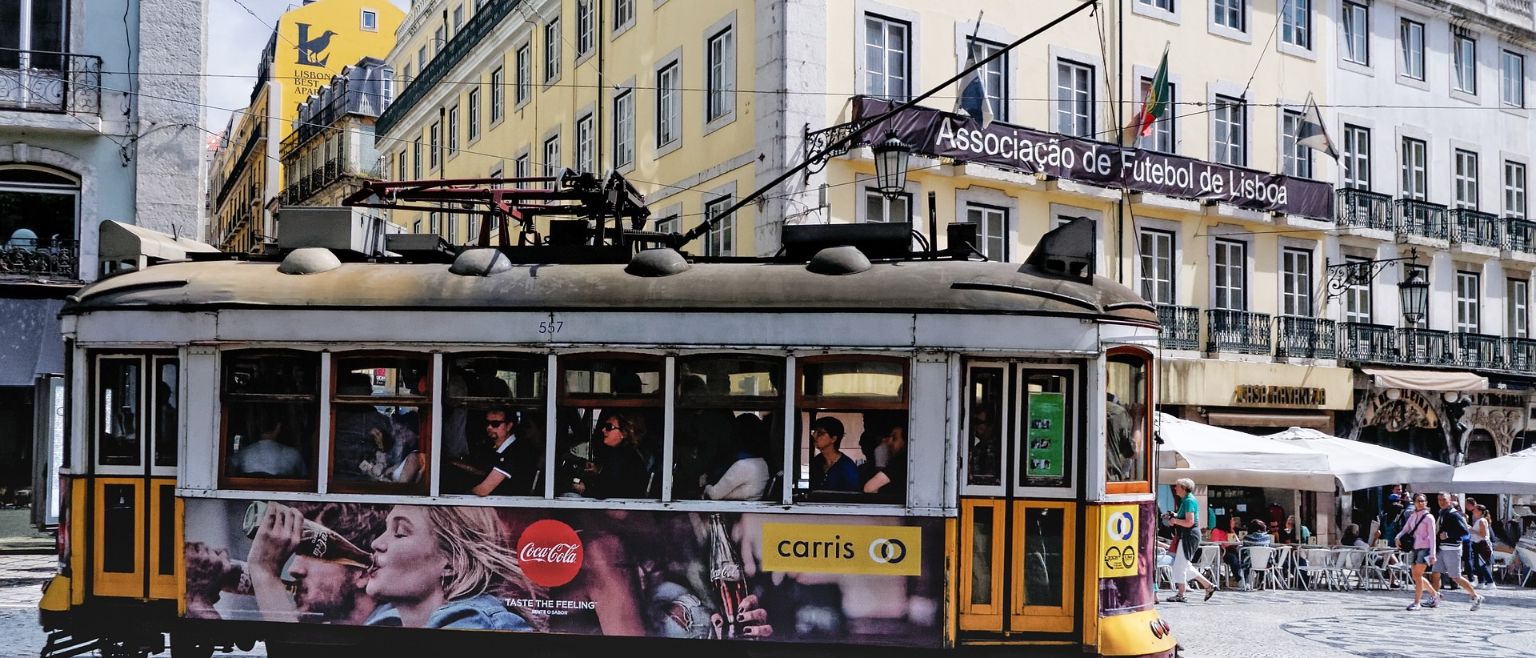 Tranvías por las calles de la ciudad de Lisboa