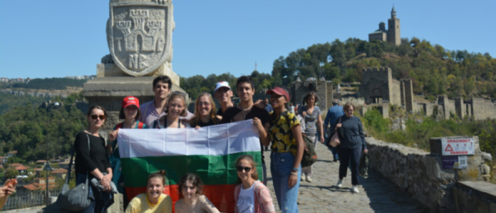 Todo el grupo de profesores y alumnos de la CSI en la fortaleza de VelikioTarnovo