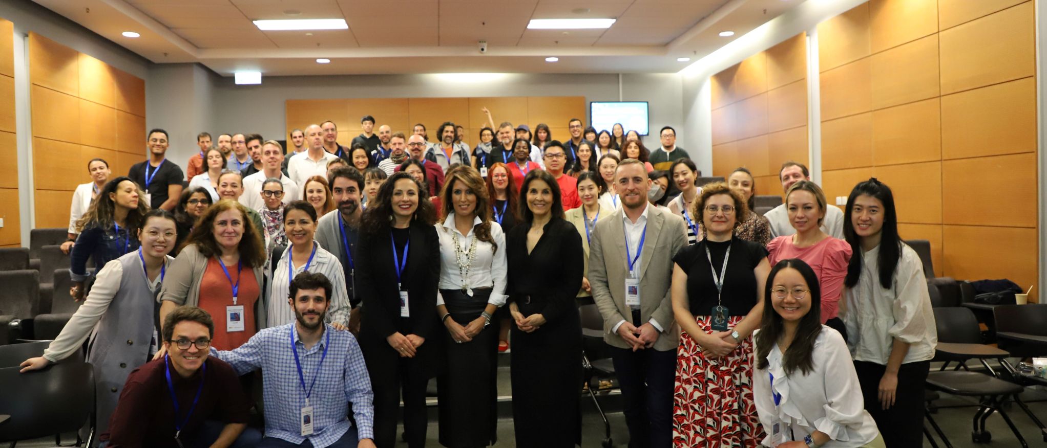 Foto de grupo con la ponente plenaria