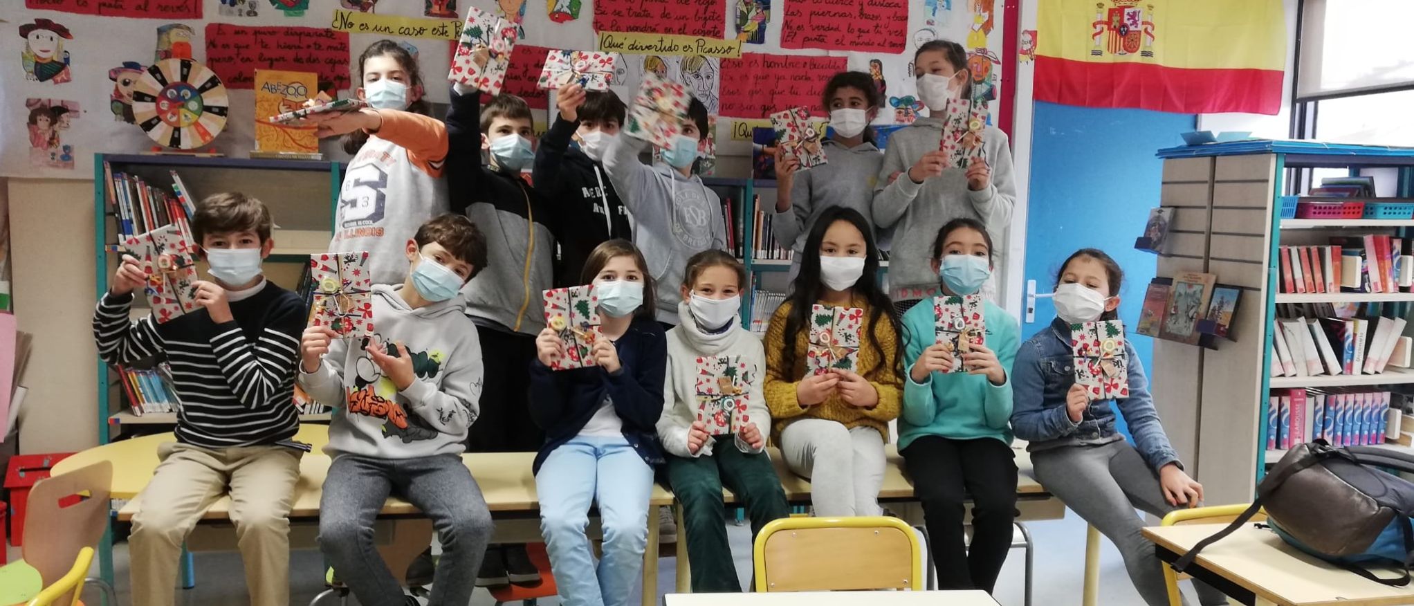 Alumnos de Primaria con sus regalos de Navidad