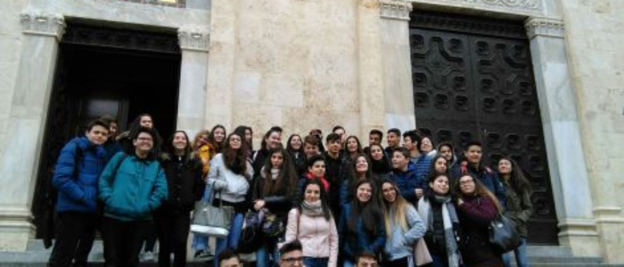 Alumnos delante de la catedral de Cagliari