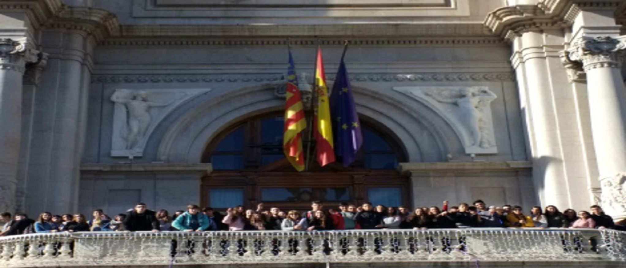 Alumnos en balcón del Ayuntamiento de Valencia